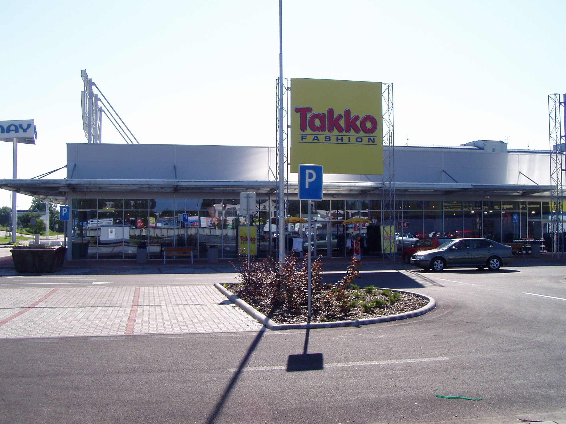 Nákupné stredisko Family Center Komárno / obchodné centrá - Hochbau