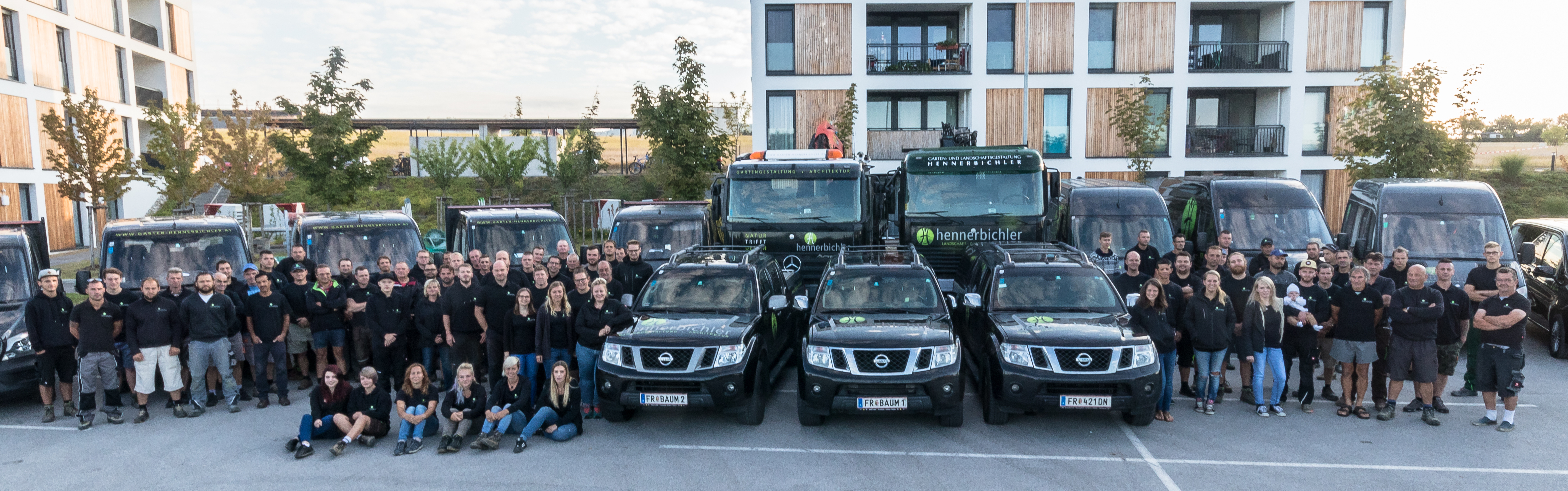 Gruppenfoto der Mitarbeiterinnen und Mitarbeiter von Hennerbichler Gartengestaltung