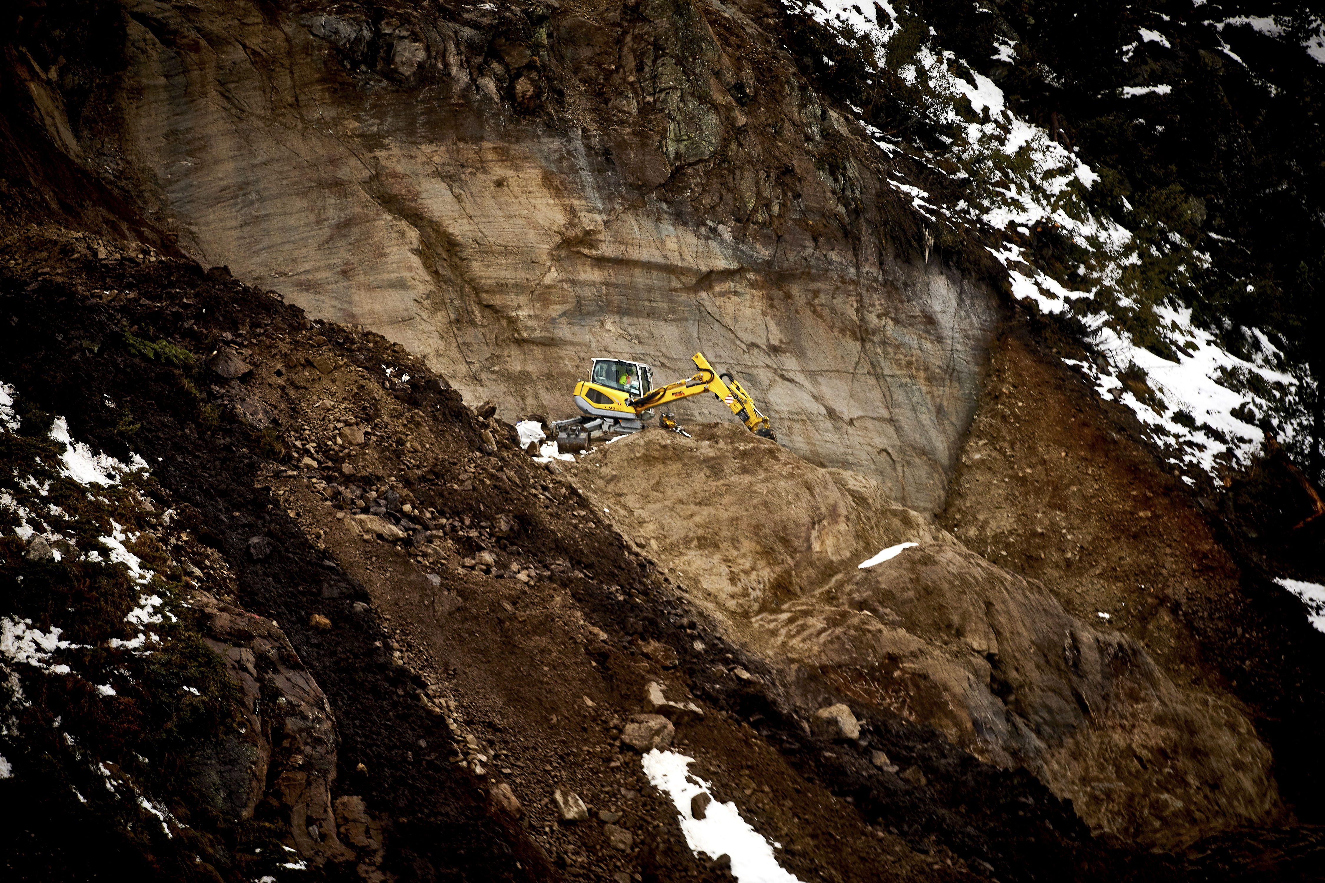 Bagger am Hang_fix gro├ƒ