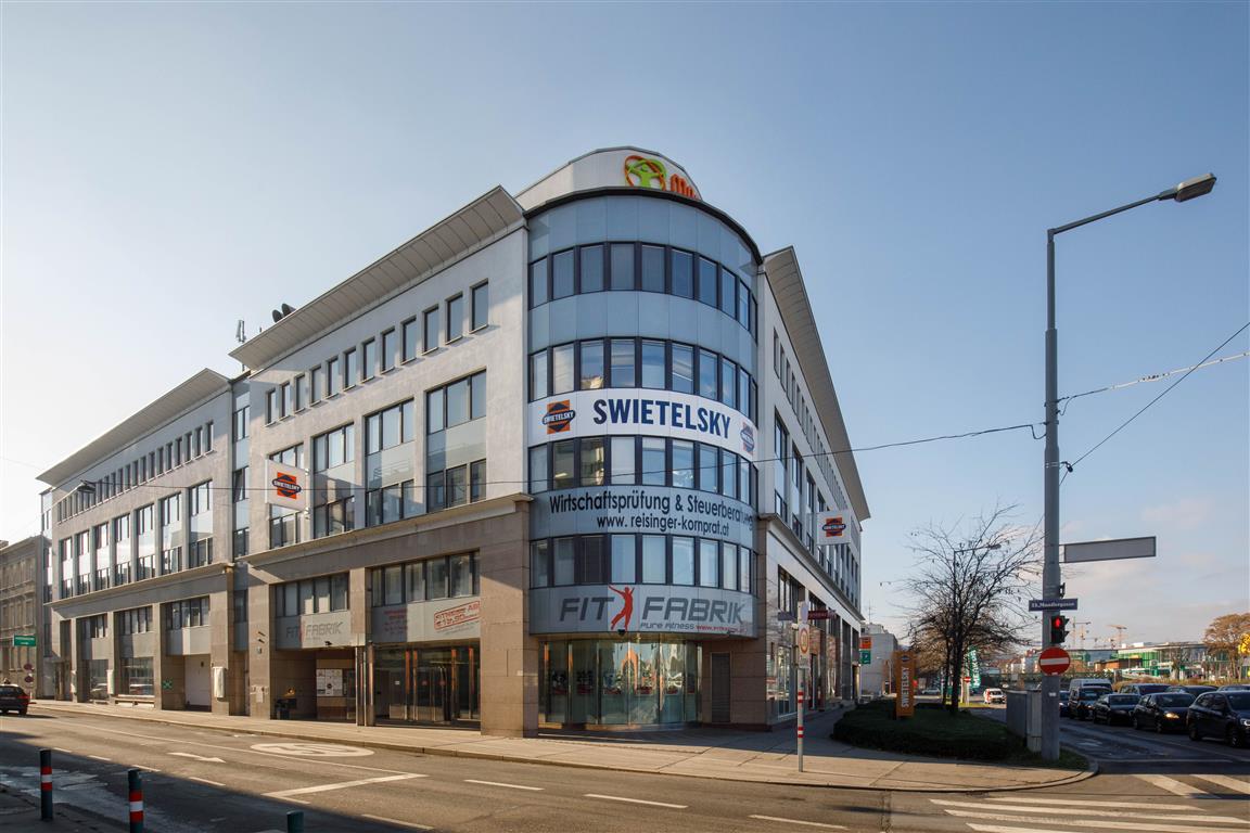 Hauptgebäude In Wien (Medium)