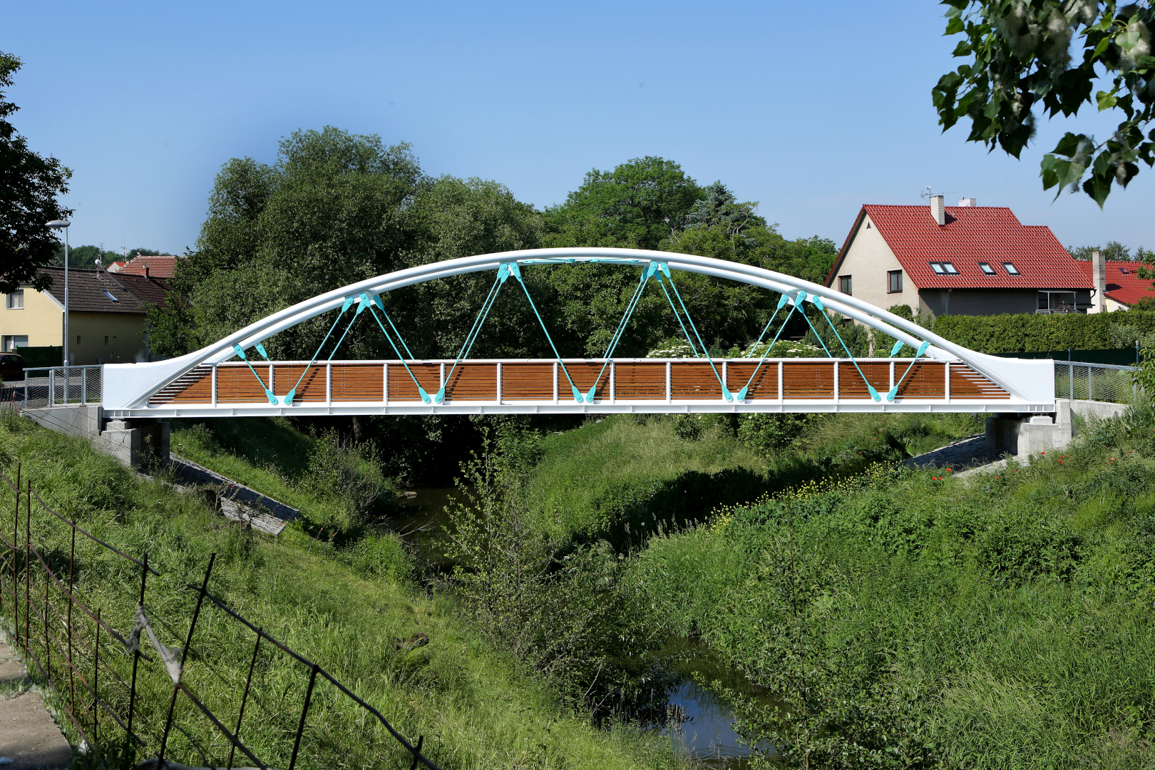 Radim – stavba lávky pro pěší a cyklisty přes řeku Výrovku - Straßen- und Brückenbau
