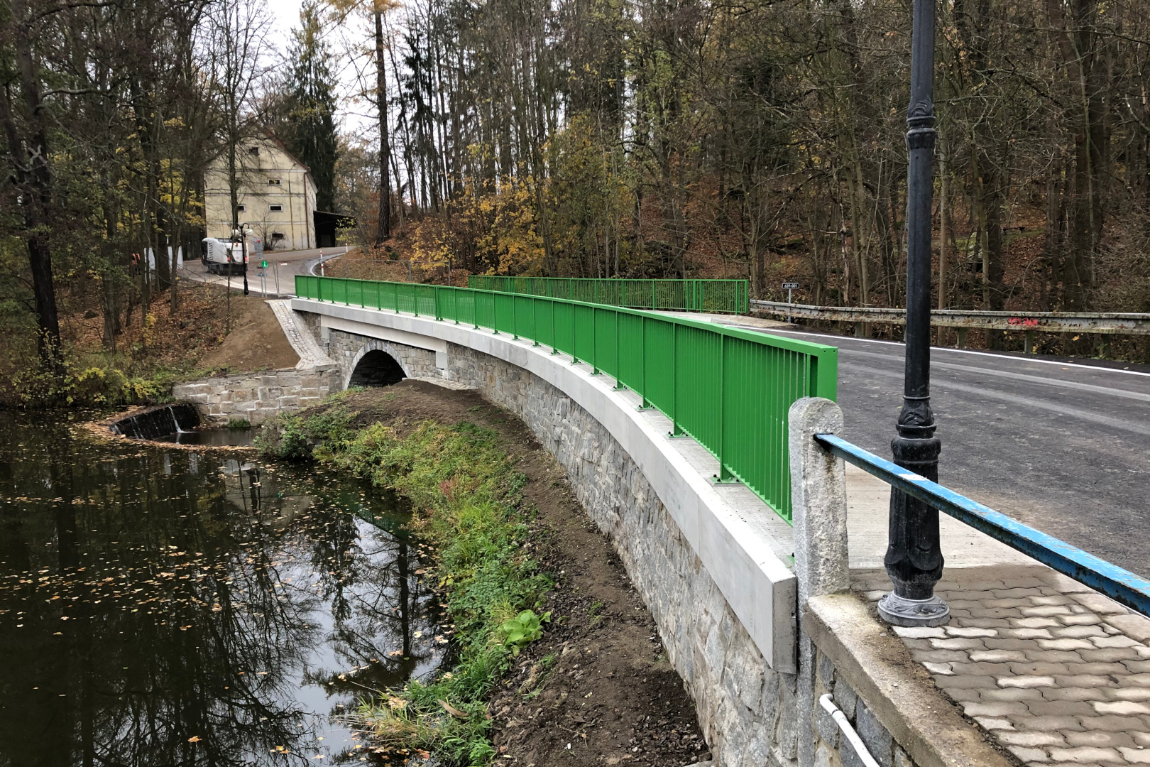 Kamenice na Lipou – oprava mostu na hrázi Zámeckého rybníka - Straßen- und Brückenbau