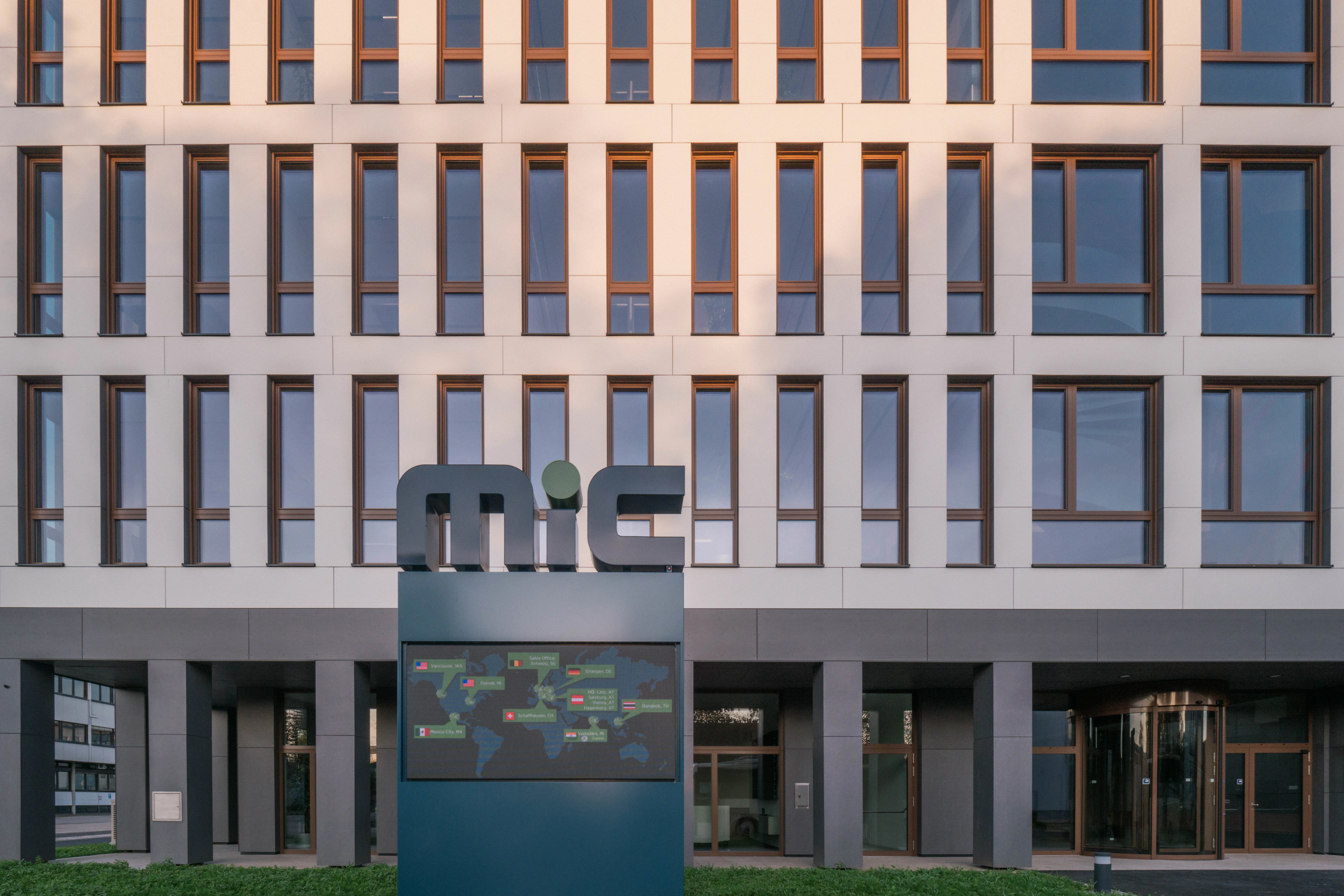 Mic 24