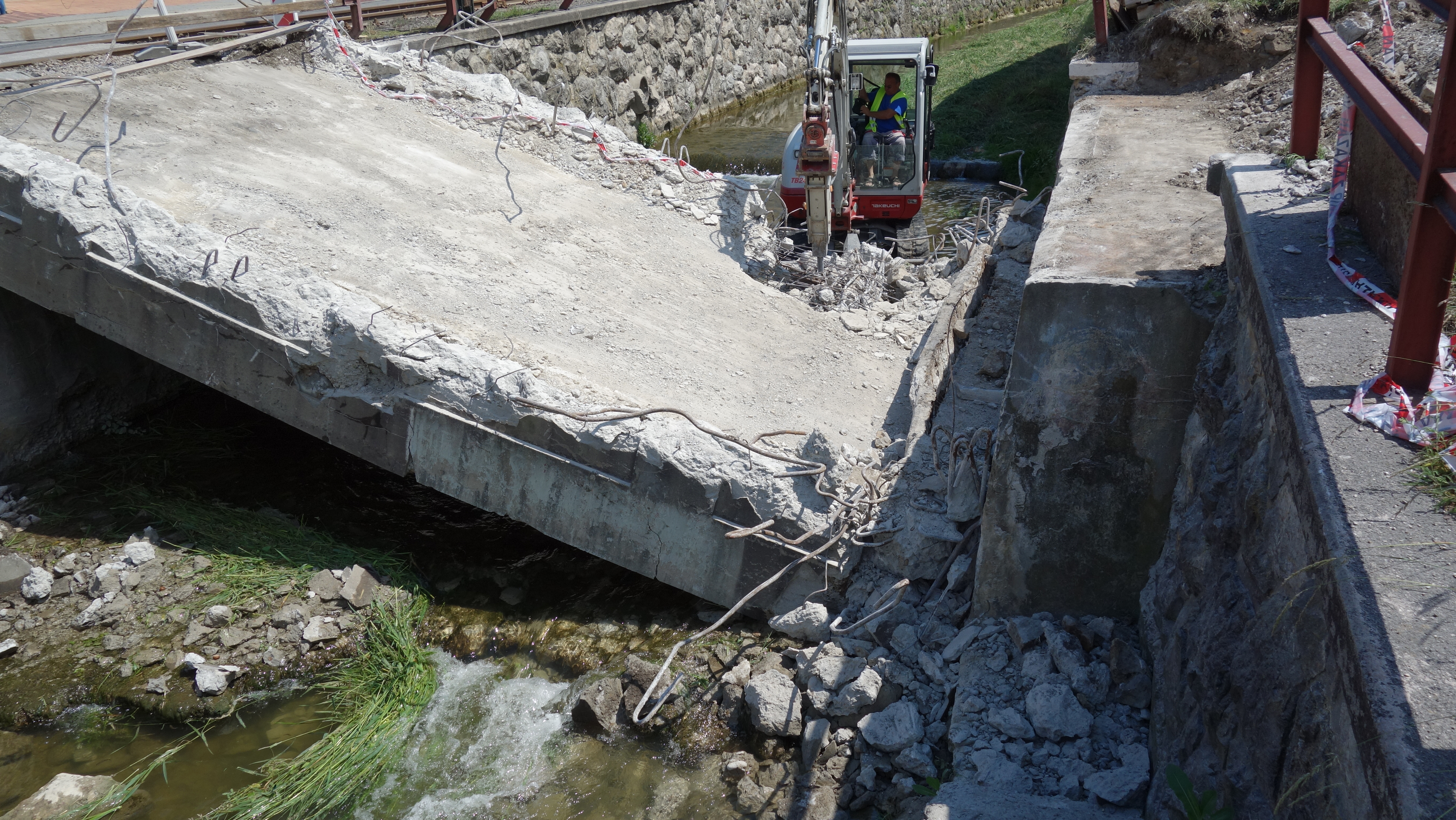 Prestavba mosta cez Tepličku v Trenčianskej Teplej - Straßen- und Brückenbau