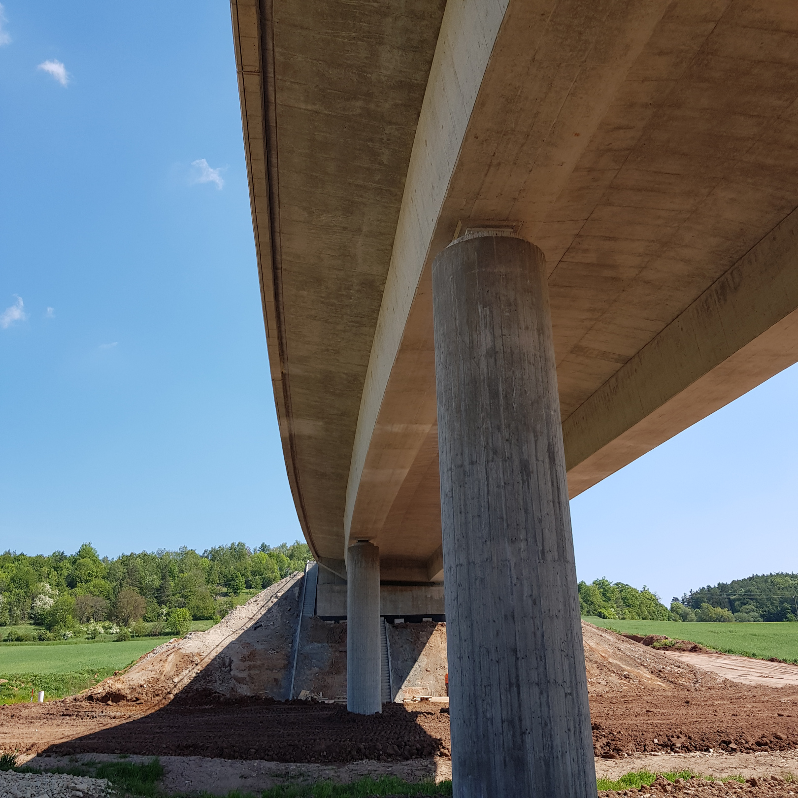Dálnice D6, obchvat Řevničova – stavba mostu na přeložce silnice - Straßen- und Brückenbau