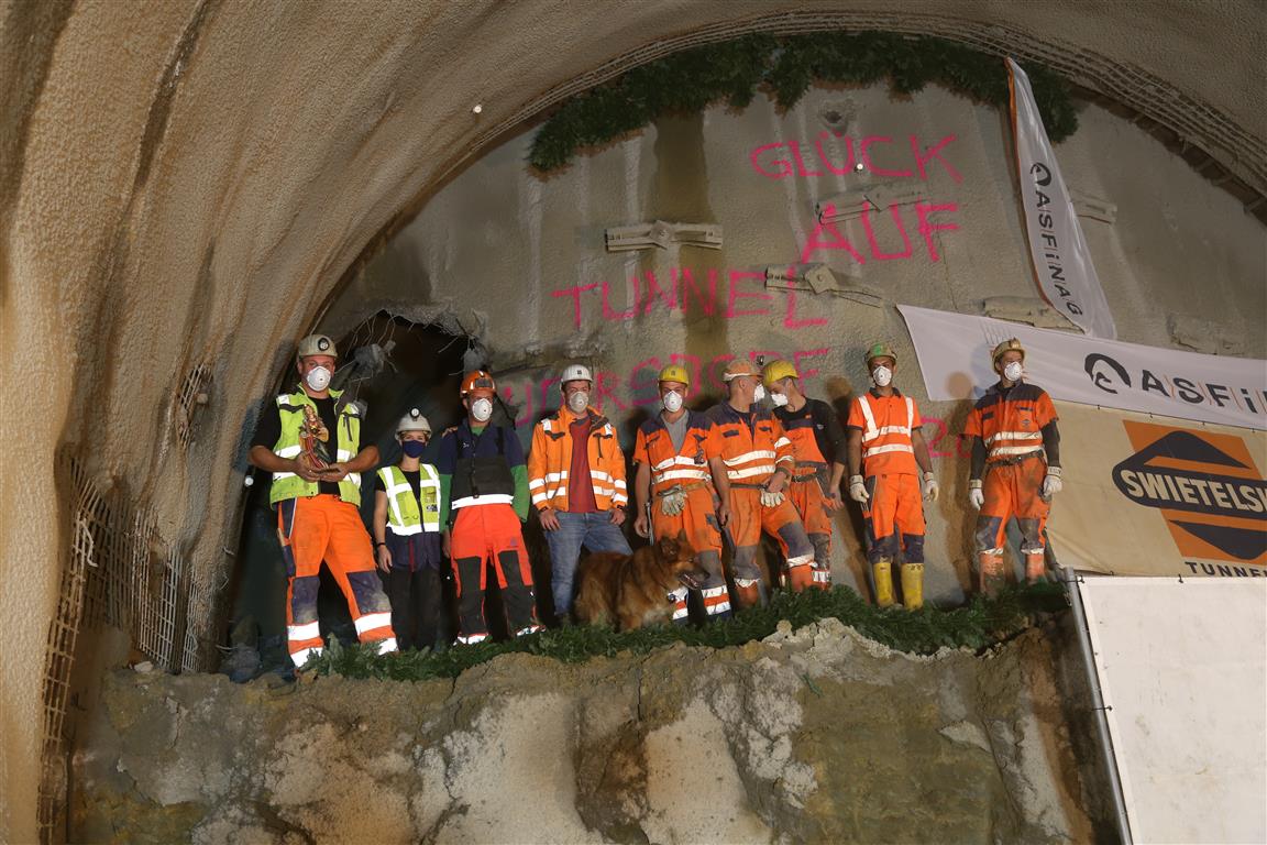 Vortriebsmannschaft (Jene Die Nordröhre Durchgeschlagen Hat) Inkl Bauleitung Polier Vermesser Und Geologin Vor Der Durchgeschalgenen Ortsbrust (Medium)