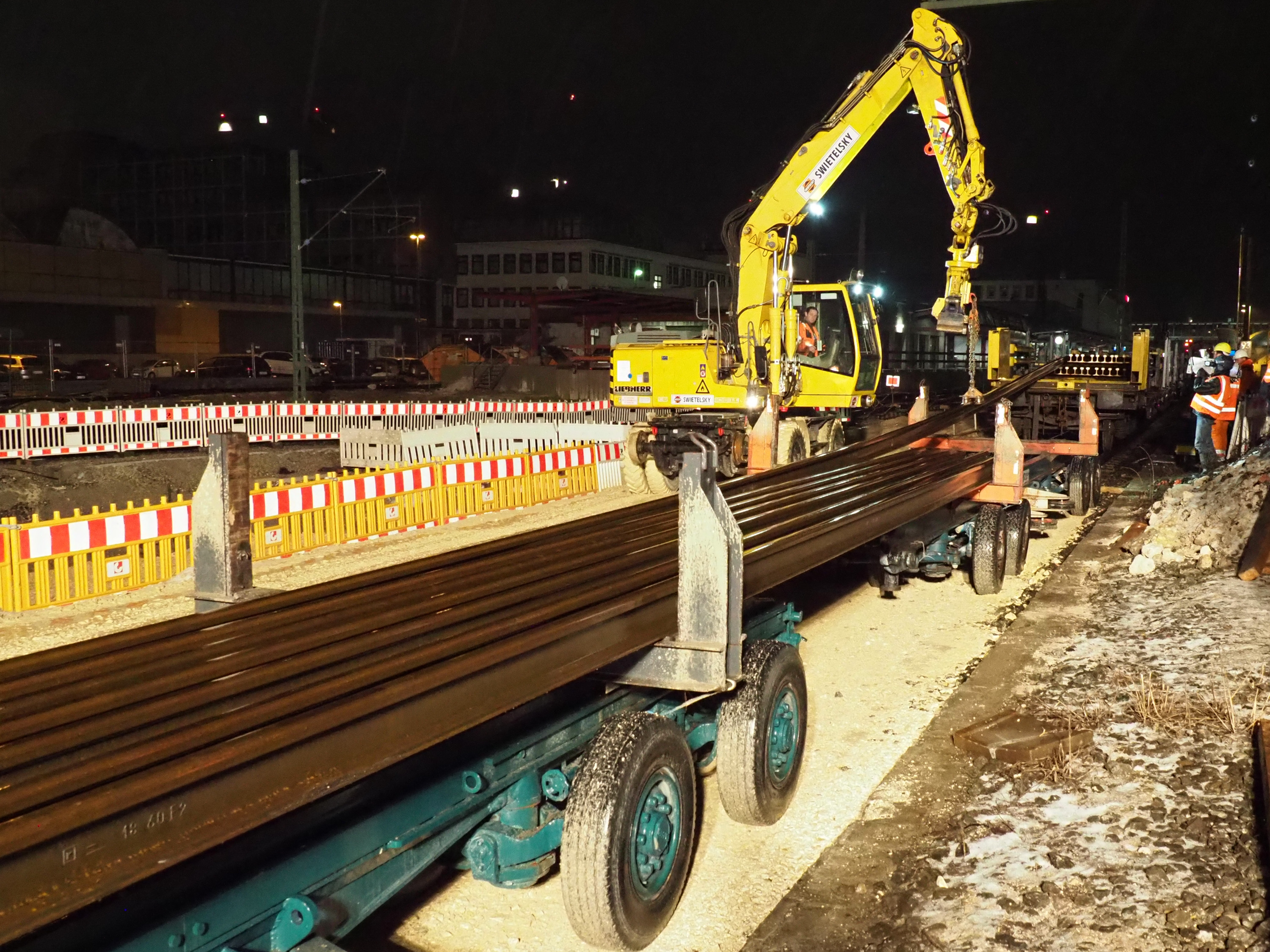 In der Nacht werden die Schienen im Ulmer Hauptbahnhof vom Güterzug auf den Lkw umgeladen