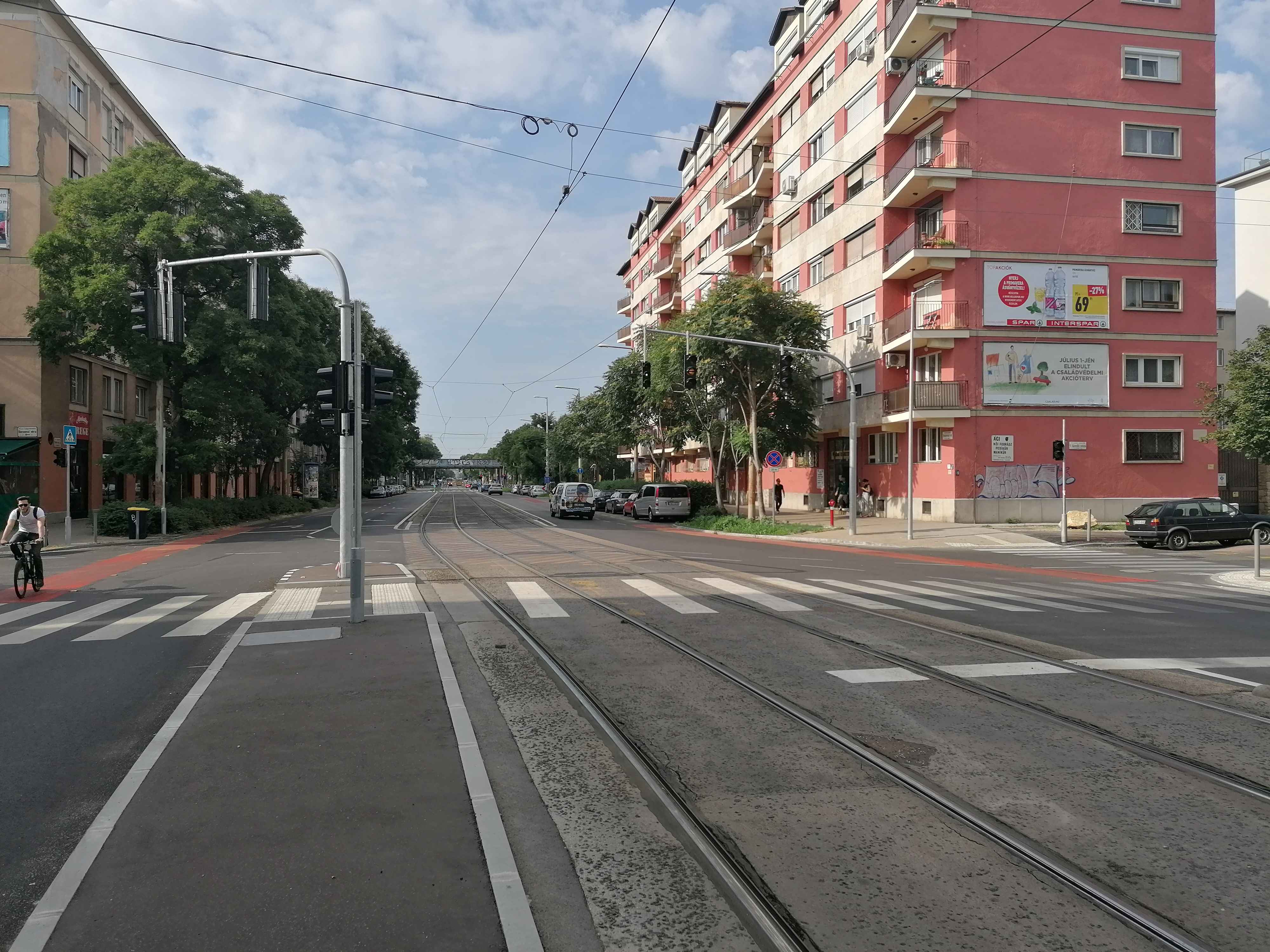 "Budapest, XI. Fehérvári  út (Hamzsabégi út - Lecke utca és Csurgói út - Kondorosi út közötti szakaszokon) felújítása" - Straßen- und Brückenbau