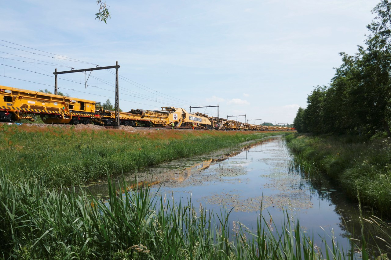 Bouwwerkzaamheden aan het spoor (RU 800 S), Wadden - Bahnbau Bouwwerkzaamheden aan het spoor (RU 800 S), Wadden - Bahnbau