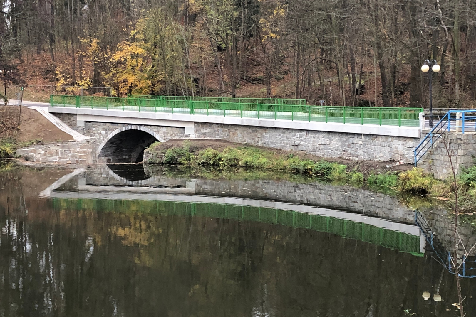 Kamenice na Lipou – oprava mostu na hrázi Zámeckého rybníka - Straßen- und Brückenbau