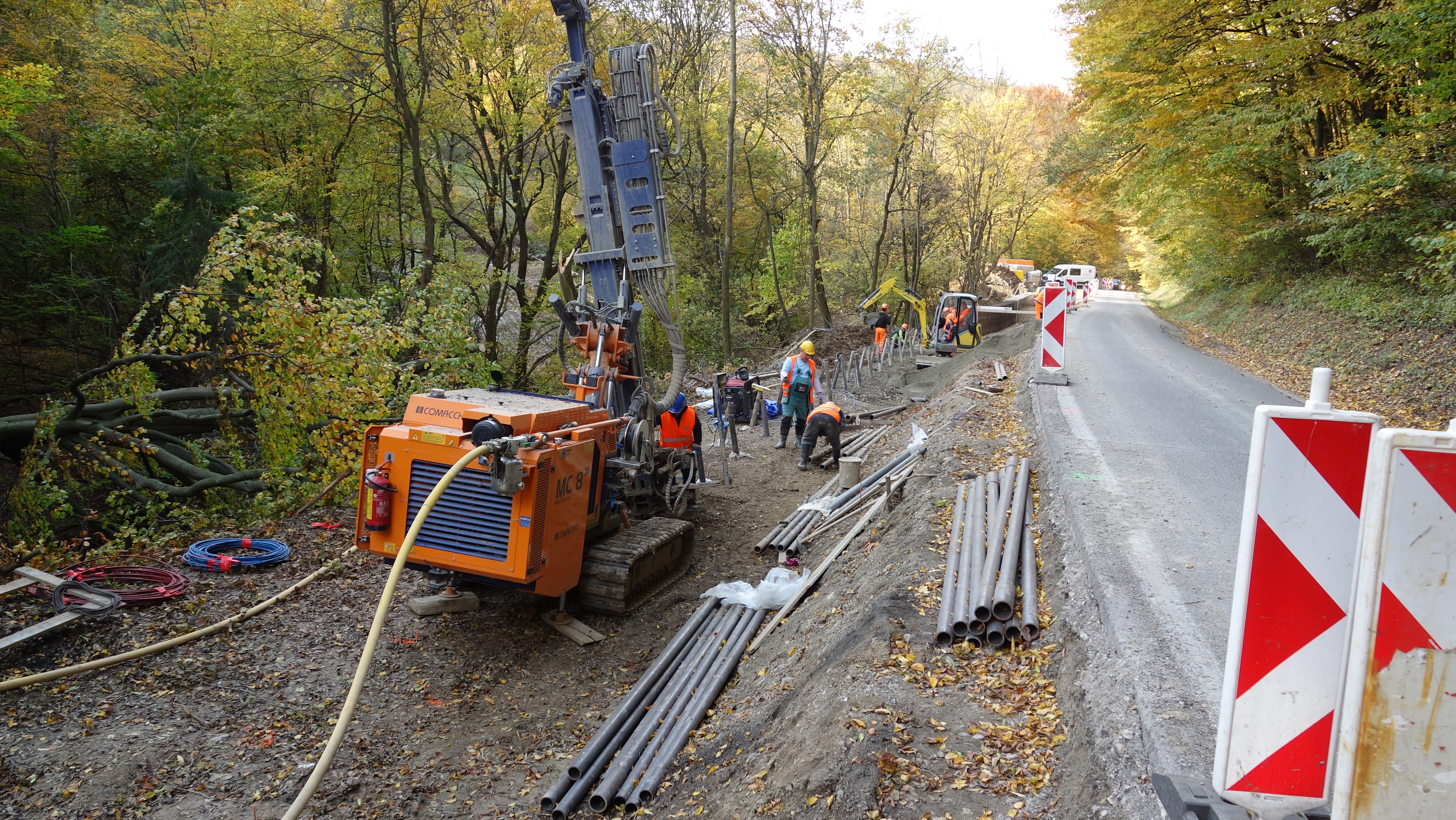 Stabilizácia cestného telesa kotevným múrom na ceste II/516 v km 5,909 - 6,209 (300 m) - Straßen- und Brückenbau