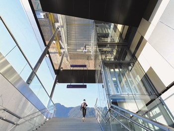 Heimische Wertschöpfung und architektonische Qualität am Bahnhof Schwaz - AT
