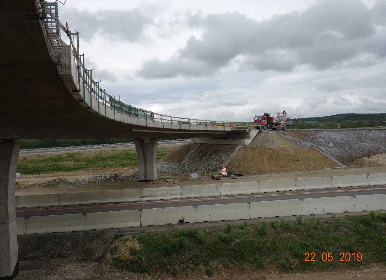 205-00 most v km 0,350 vetvy "C" križovatky Budimír nad diaľnicou D1 Budimír - Bidovce (93,6 m) - Straßen- und Brückenbau