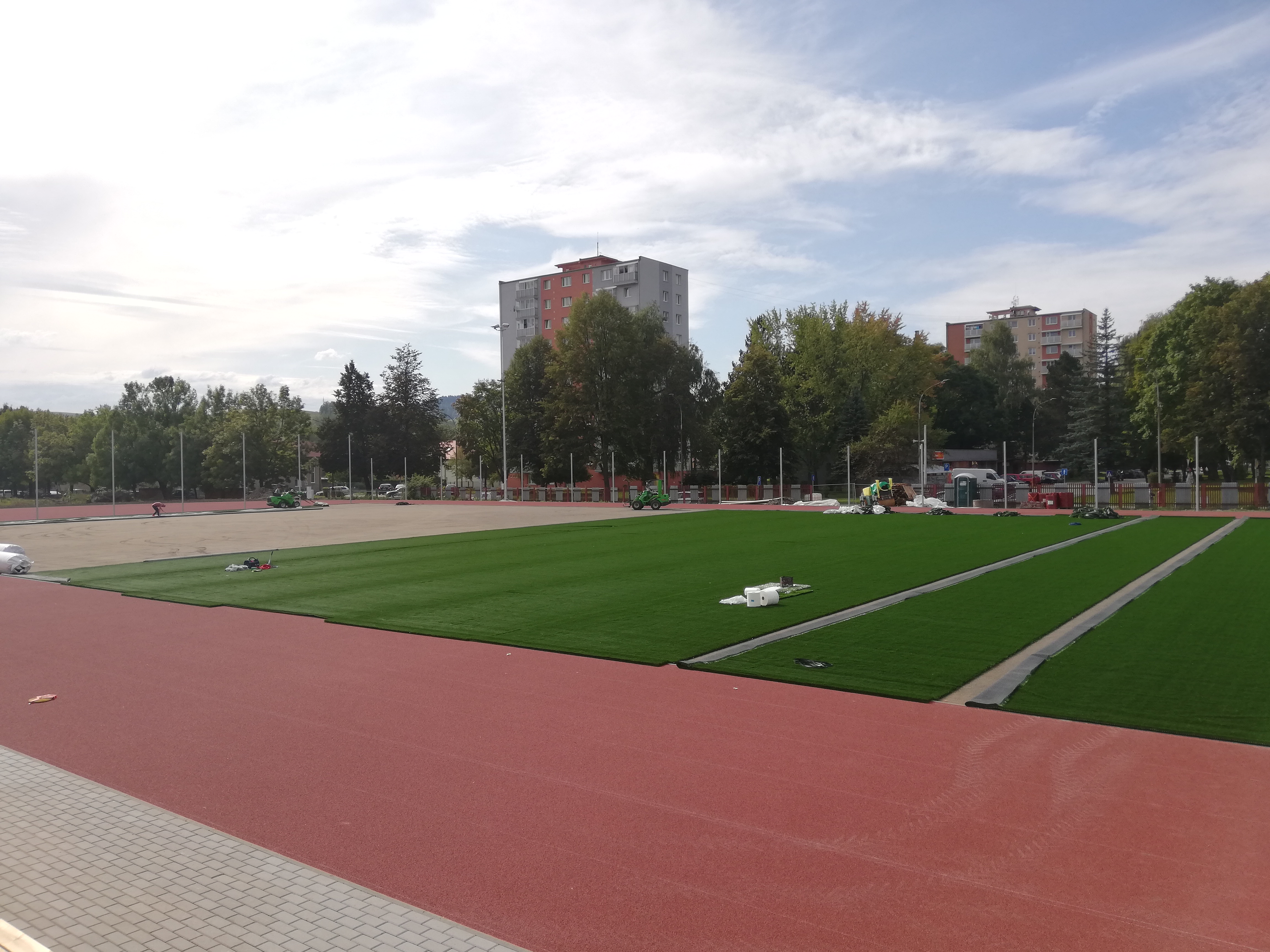 Športový areál s atletickou dráhou ul. Pionierska - Hochbau