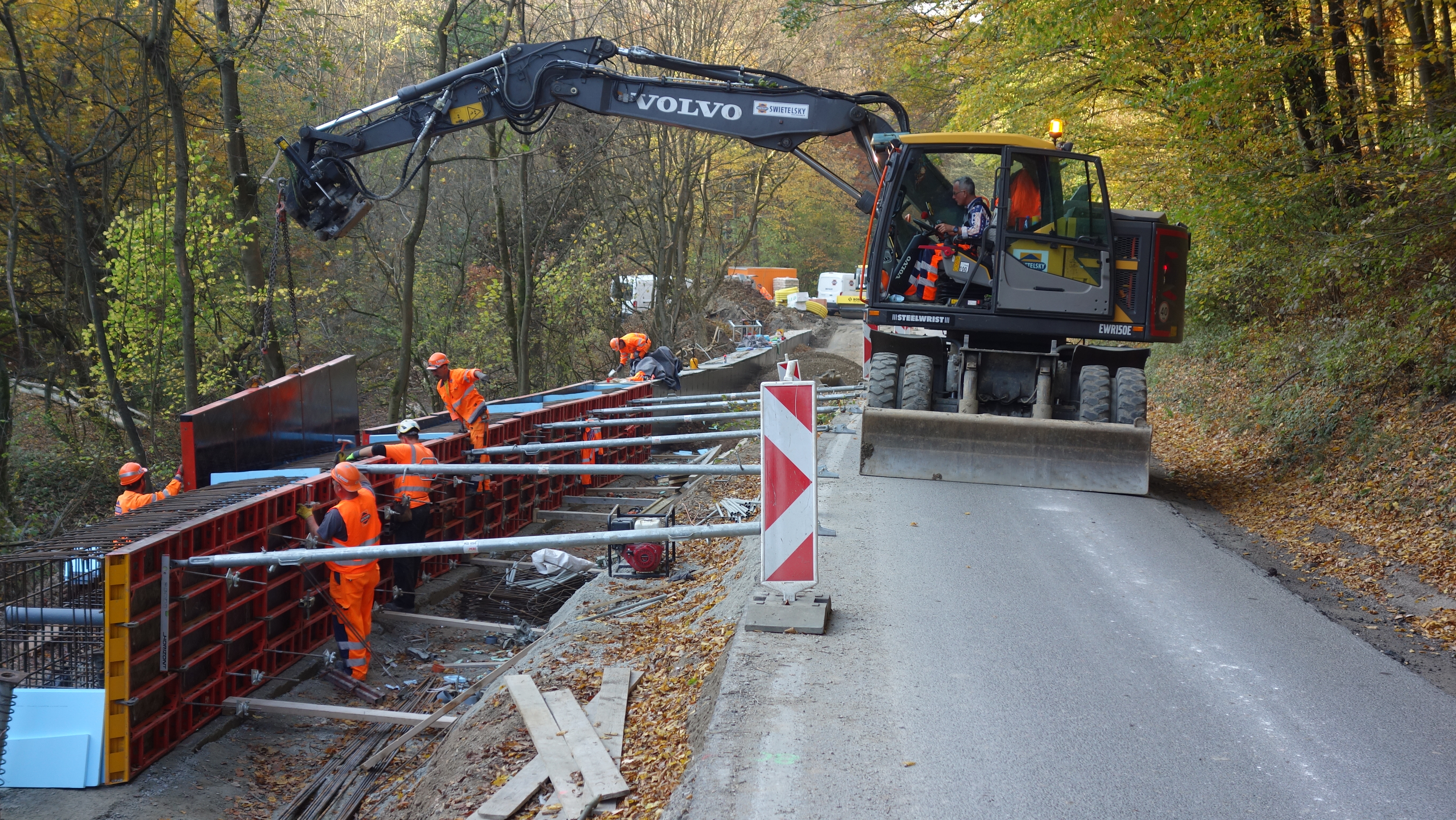 Stabilizácia cestného telesa kotevným múrom na ceste II/516 v km 5,909 - 6,209 (300 m) - Straßen- und Brückenbau