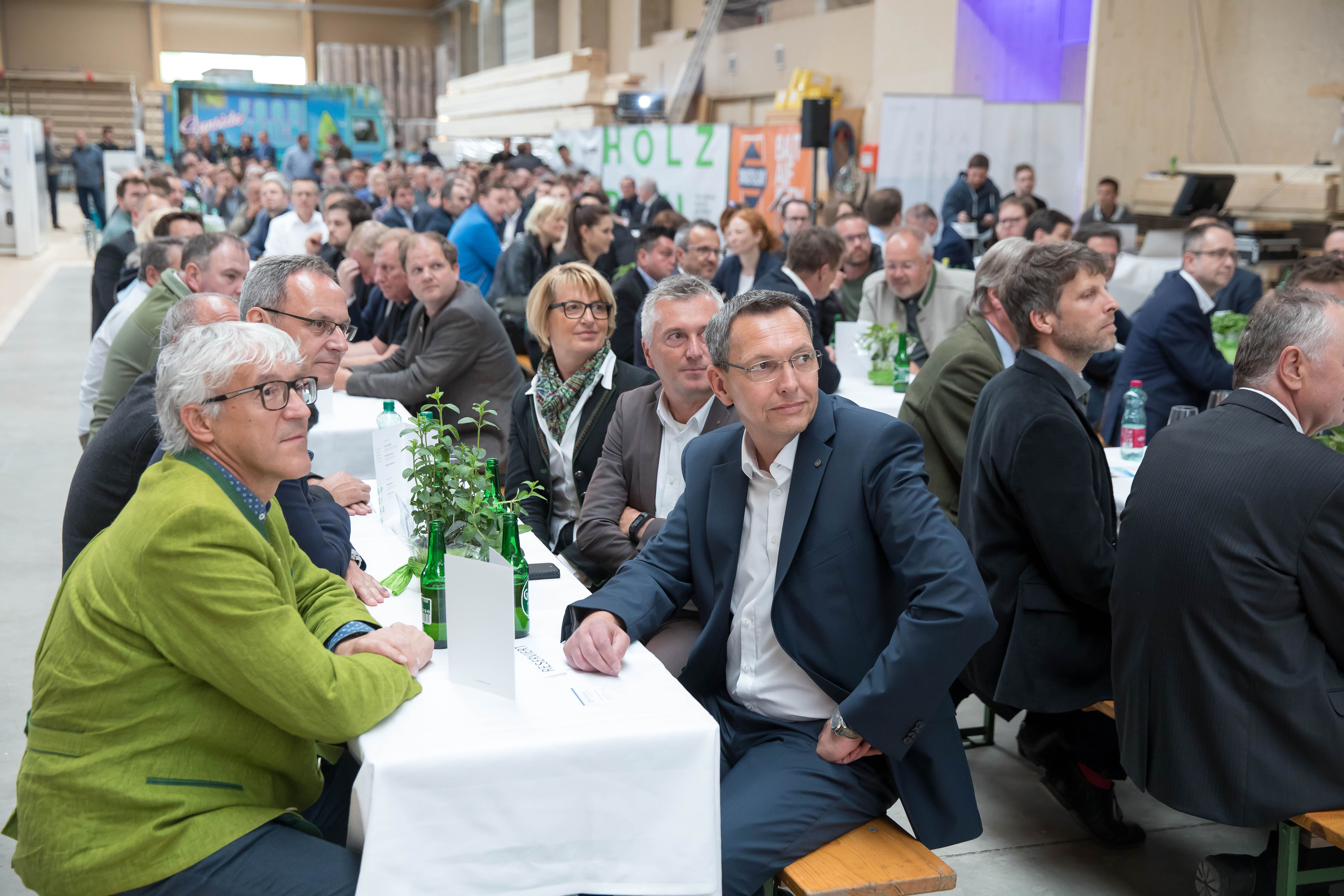 Die Gäste bei der Eröffnung des Holzbau Kompetenzzentrums von SWIETELSKY in Schlüßlberg